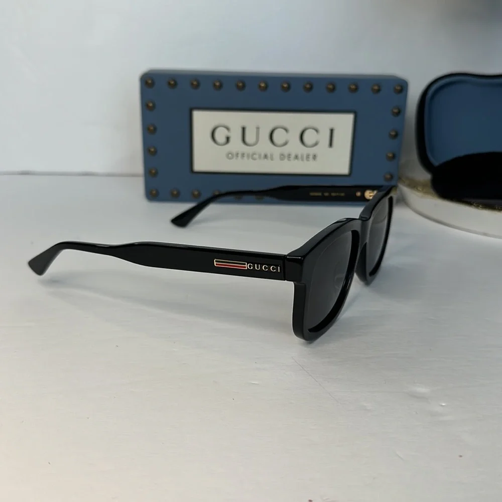 Authentic GUCCI GG0824S 005 square sunglass black frame with grey lenses